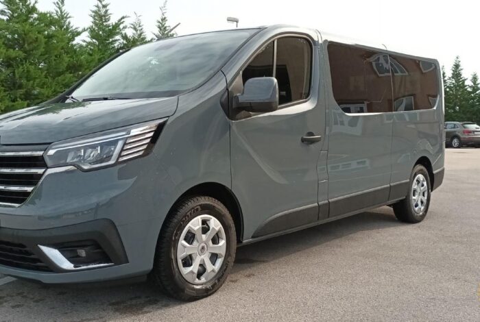 Renault Trafic hosszított 9 fős kisbusz -magyar autópályamatricával