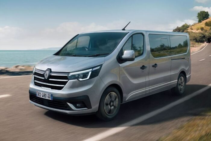Renault Trafic hosszított 9 fős kisbusz -magyar autópályamatricával
